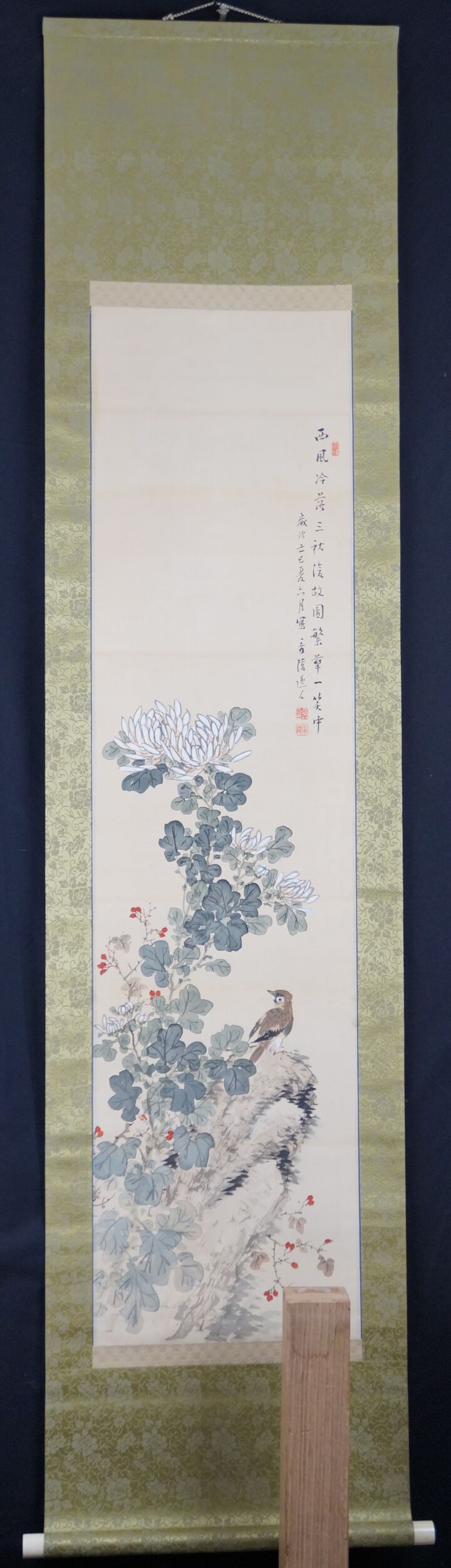 Kakemono crisantemi autunnali di Amano Shuryo in vista completa con montaggio e scatola di conservazione