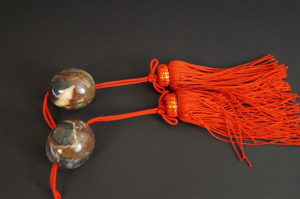 Pesi decorativi Fuchin per kakemono - marmo ovale, nappe rosse