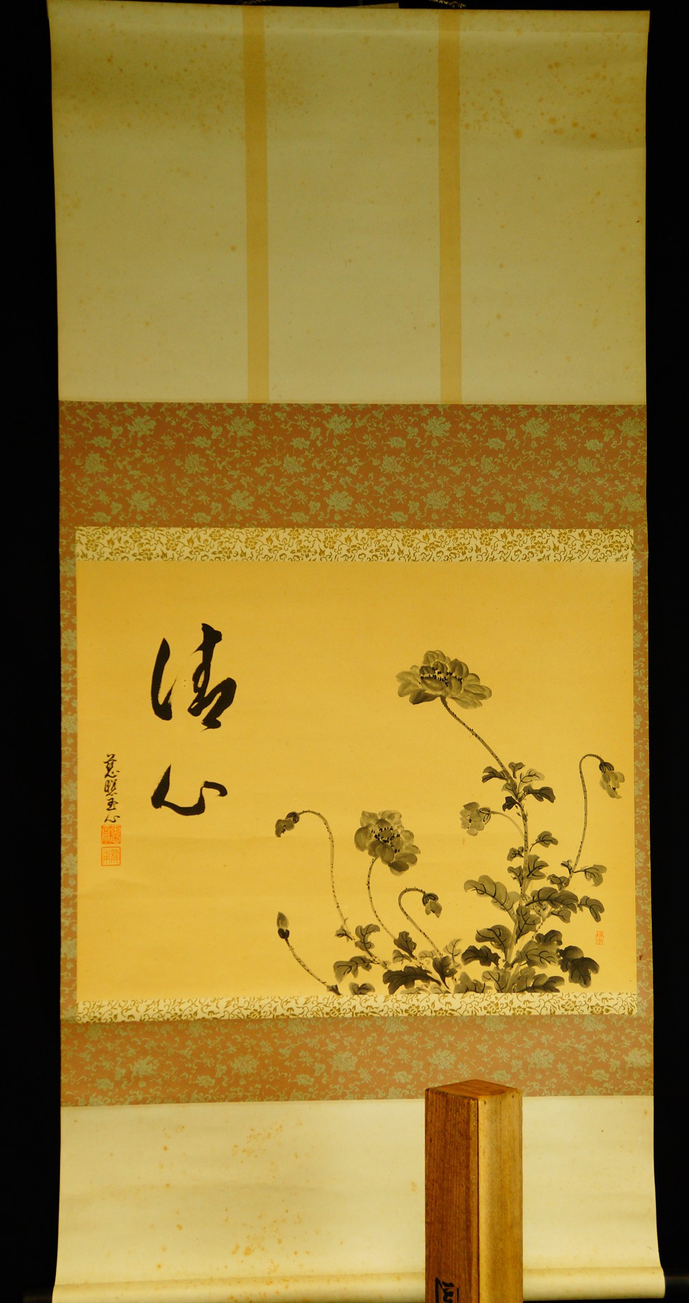 Vista general del kakemono colgante con caligrafía y motivo floral