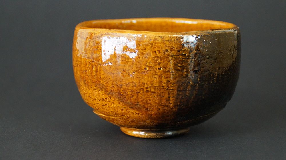 Kolejny widok czarki do herbaty chawan z ceramiki z Ohi z ciemno zaznaczonym brzegiem szkliwa