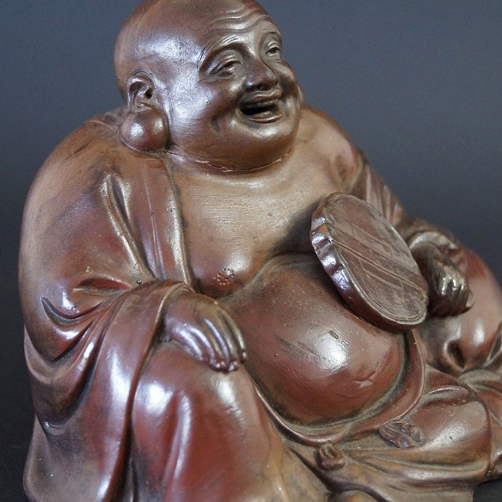 Figura Hotei z ceramiki z Bizen motyw zbliżenie podgląd
