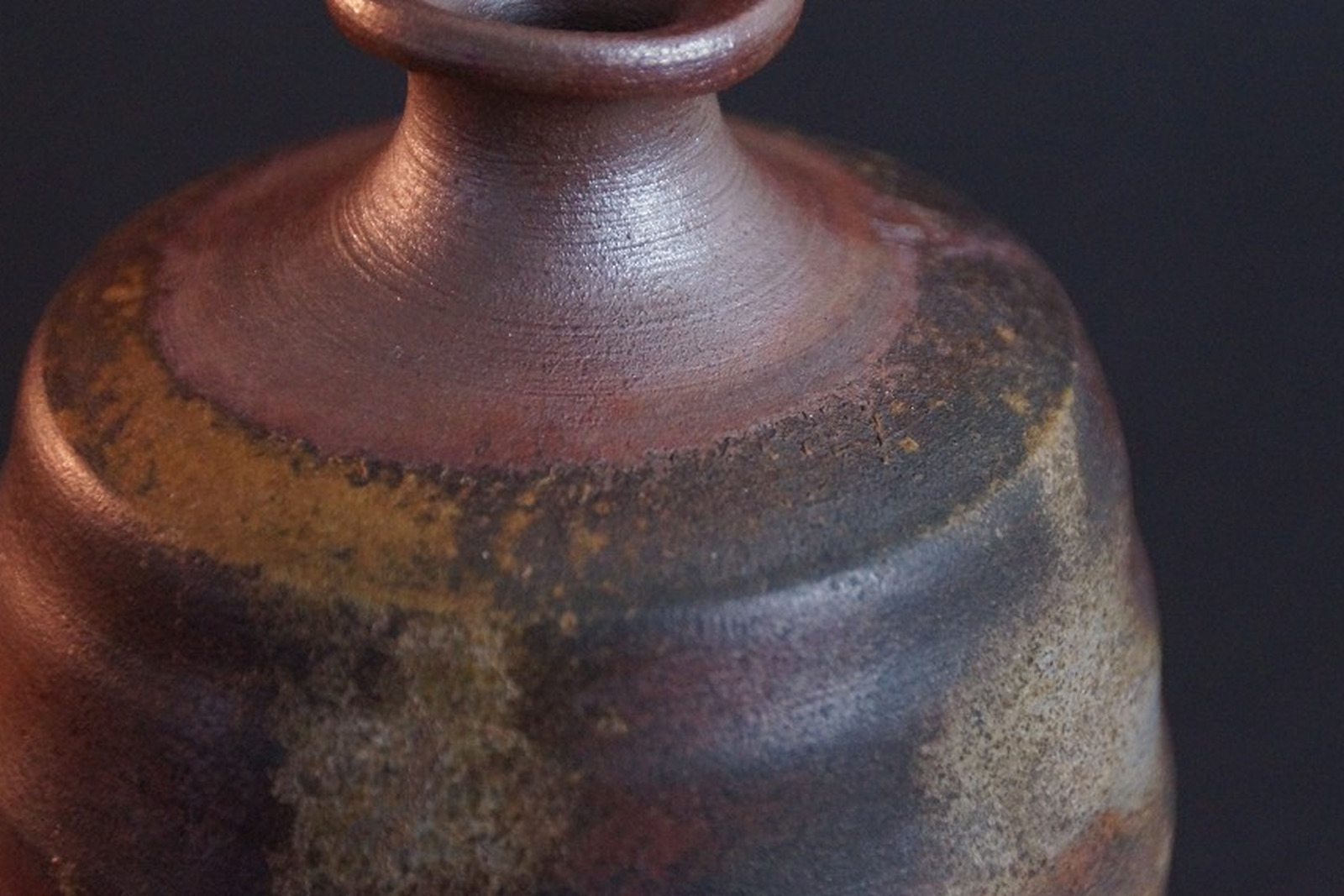 Épaule et goulot d'un flacon à saké non émaillé en céramique de Bizen, avec dépôt de cendres ocre, zone de cuisson sombre et fines stries de tournage