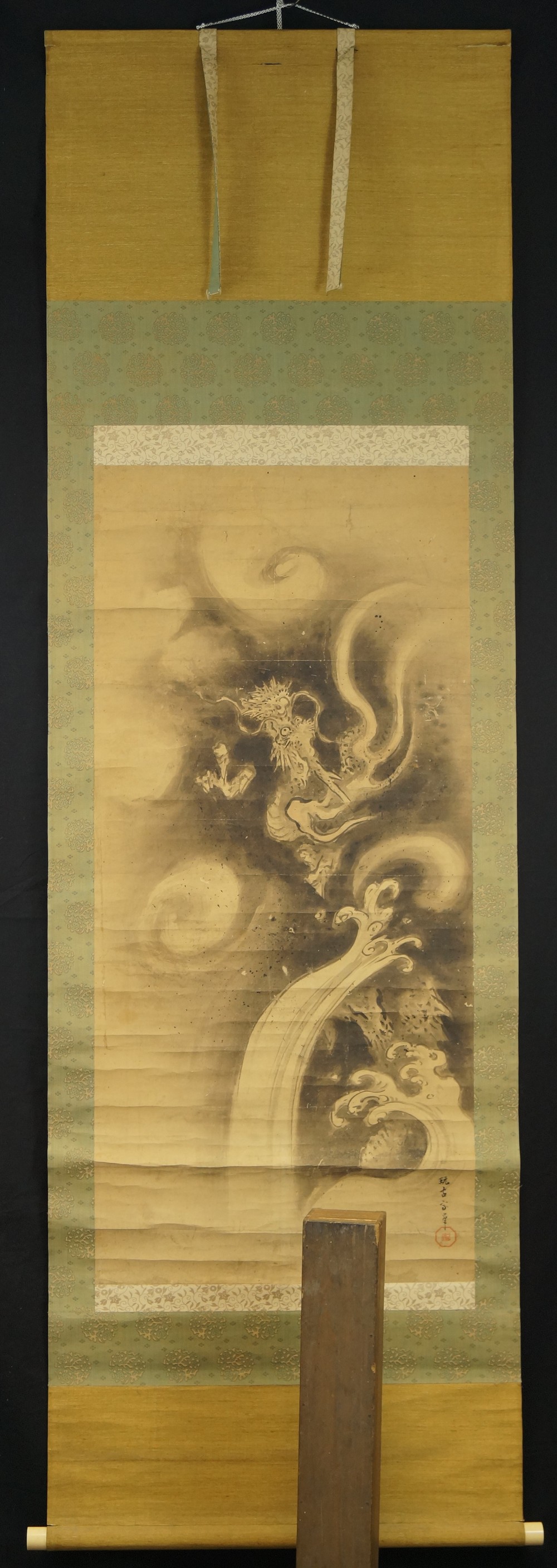 Dragon dans les nuages et les vagues vue d'ensemble du rouleau suspendu