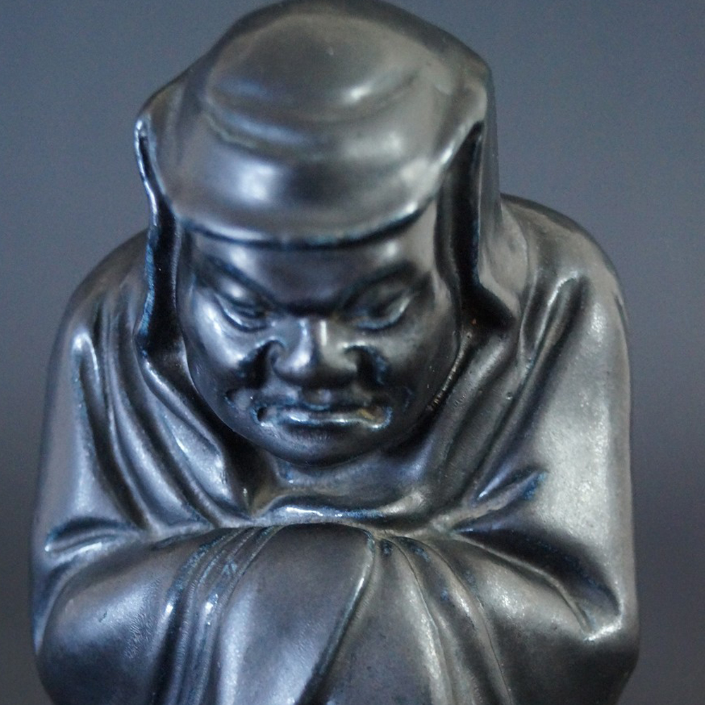 Bodhidharma Daruma figura z czarnej porcelany podgląd zbliżenia motywu