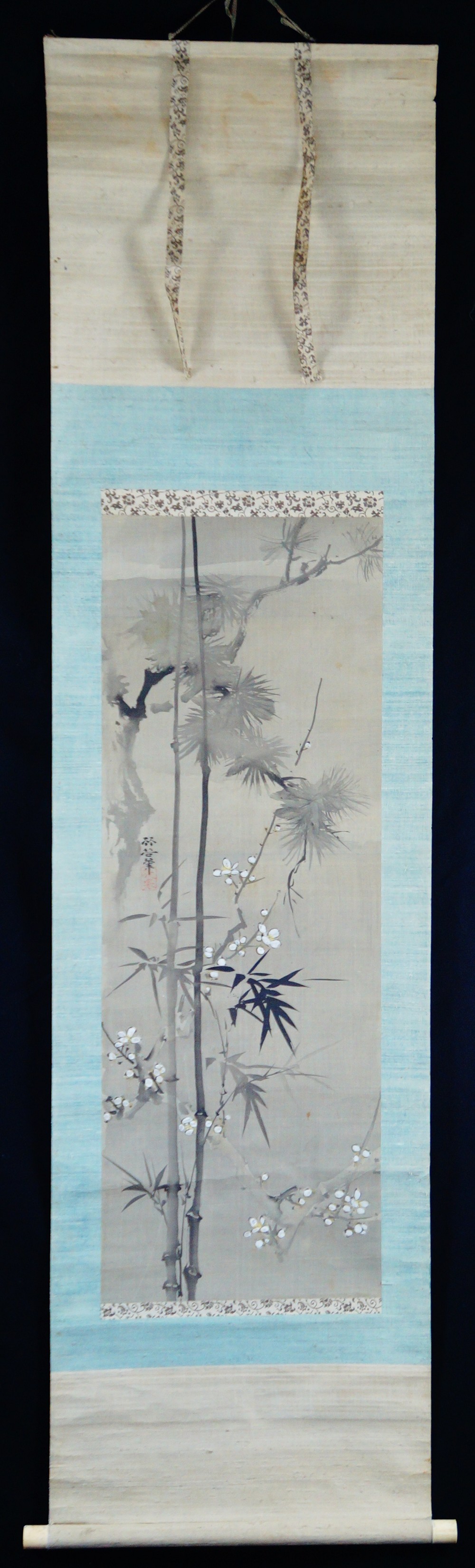 Vista completa del kakemono con pino, bambú y flor de ciruelo de Yoda Chikoku, colgado con cordón de suspensión